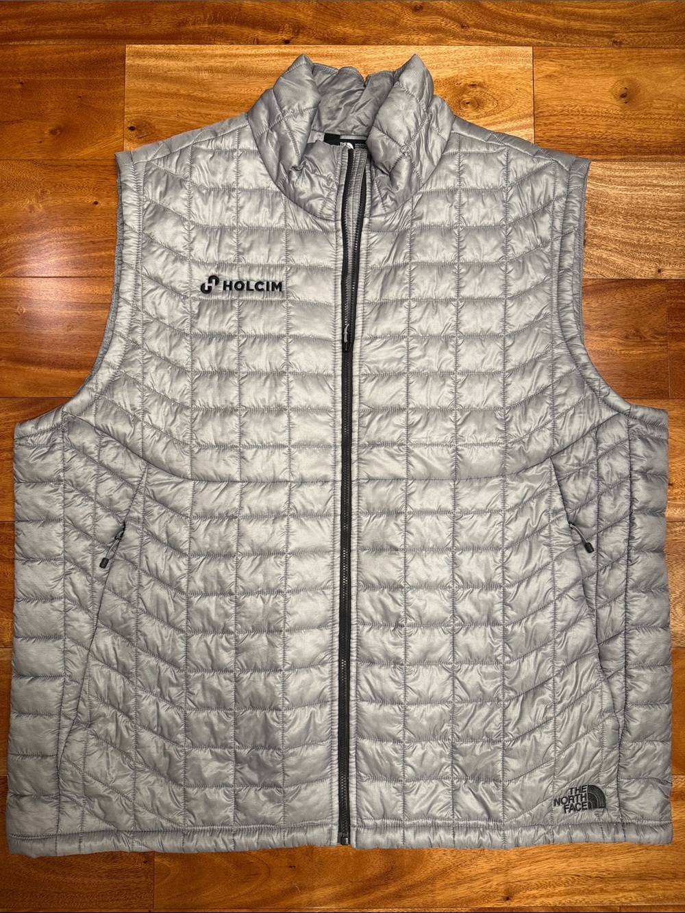 Men’s The North Face Silver Quilted Puffer Vest with company logo